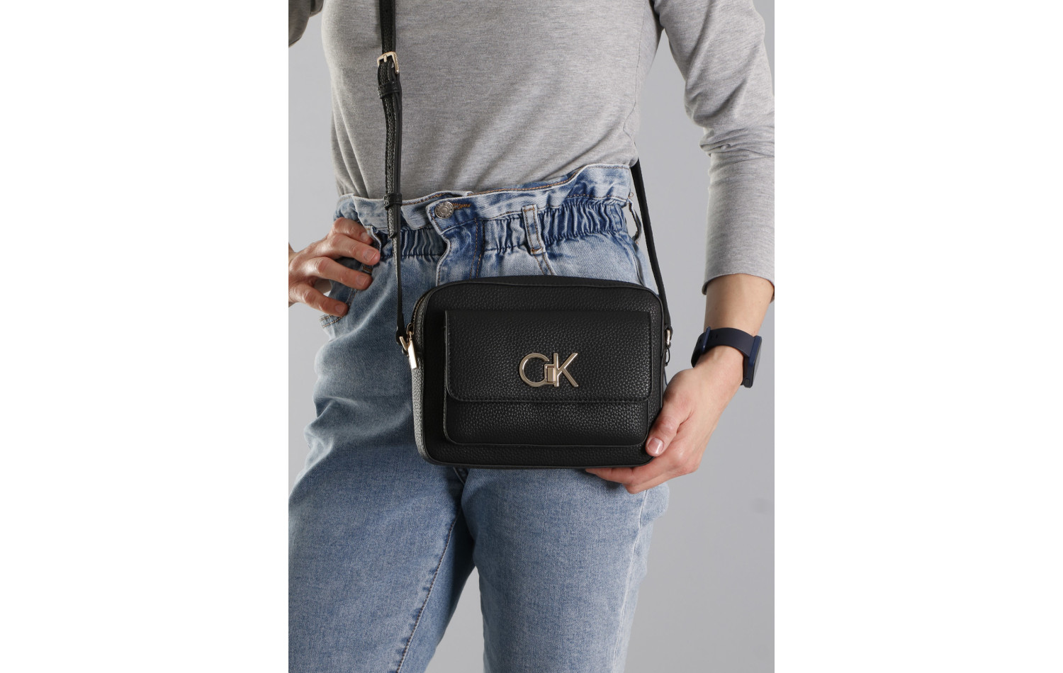 Listonoszki CALVIN KLEIN RE-LOCK CAMERA BAG W/FLAP PBL K60K609397